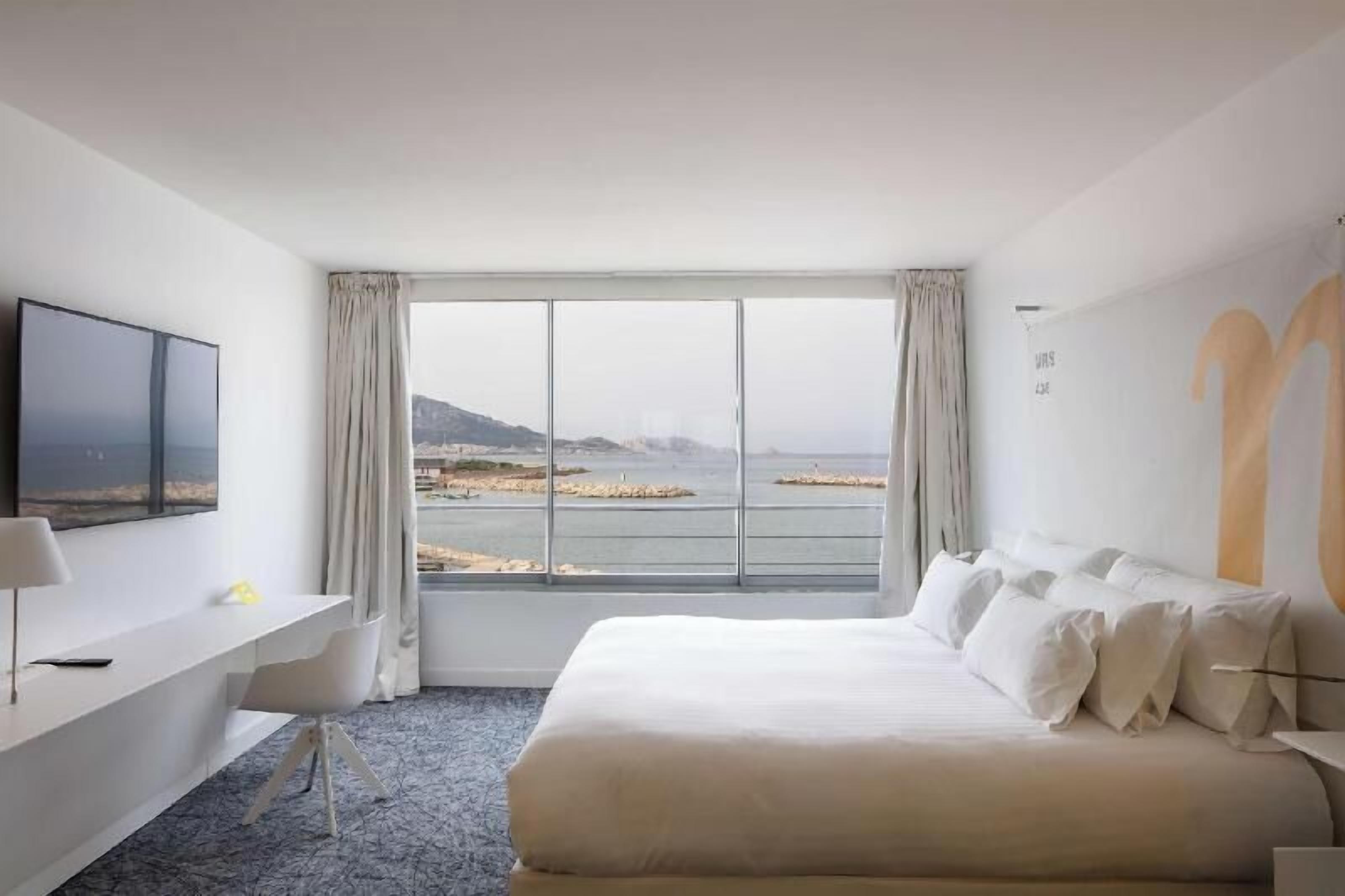 Luxe beddengoed, een minibar, een kluis op de kamer, een bureau