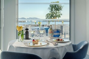 Serviço de almoço, culinária mediterrânea, vistas para a piscina 