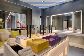 Premium bedding, minibar, in-room safe, desk - nhow Marseille (Marseille)