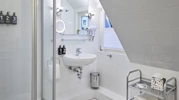 Bruser, miljøvenlige toiletartikler, hårtørrer, håndklæder