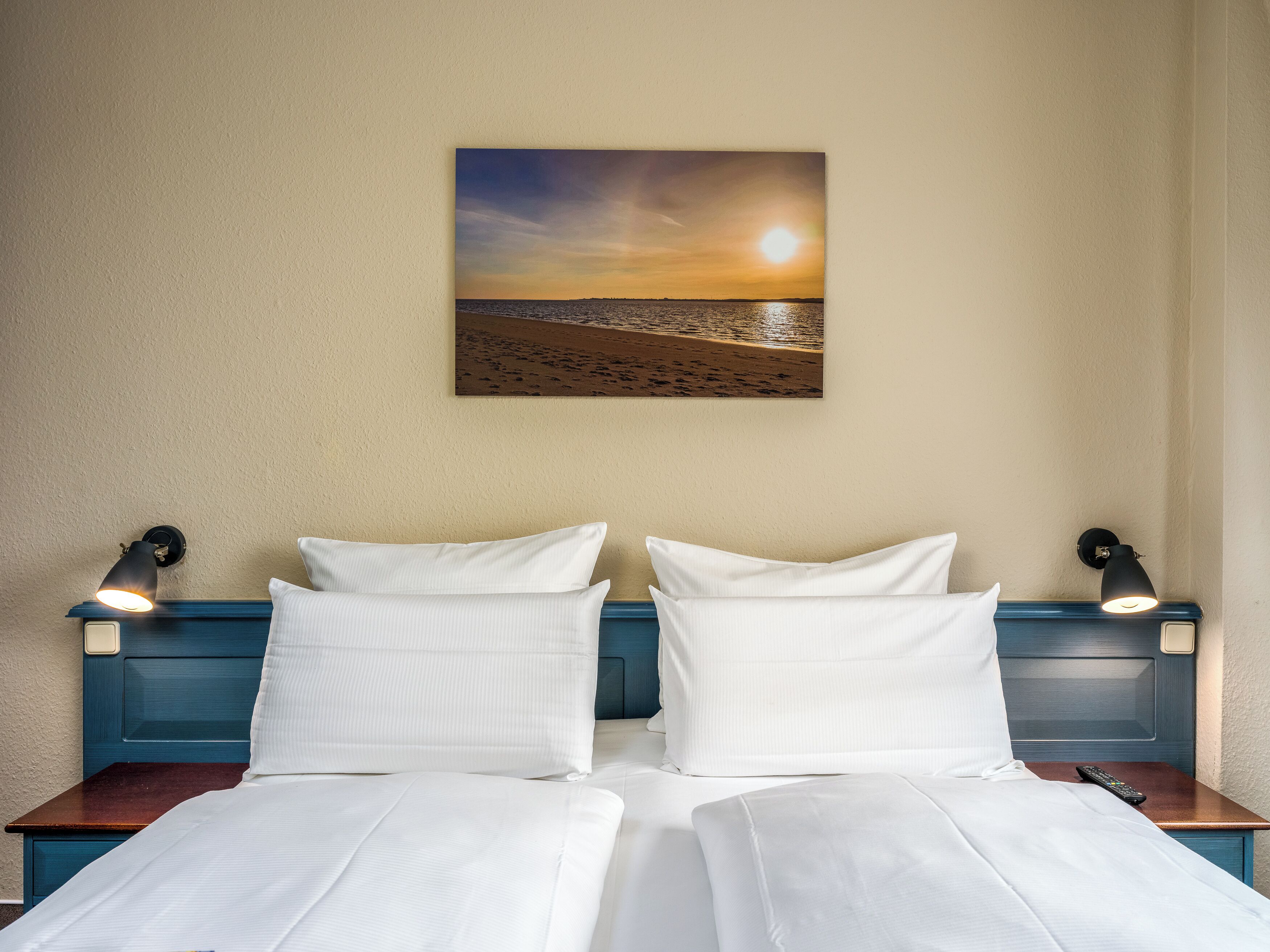 Allergikerbettwaren, Minibar, Zimmersafe, Schreibtisch