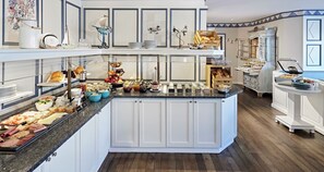 Free daily buffet breakfast 