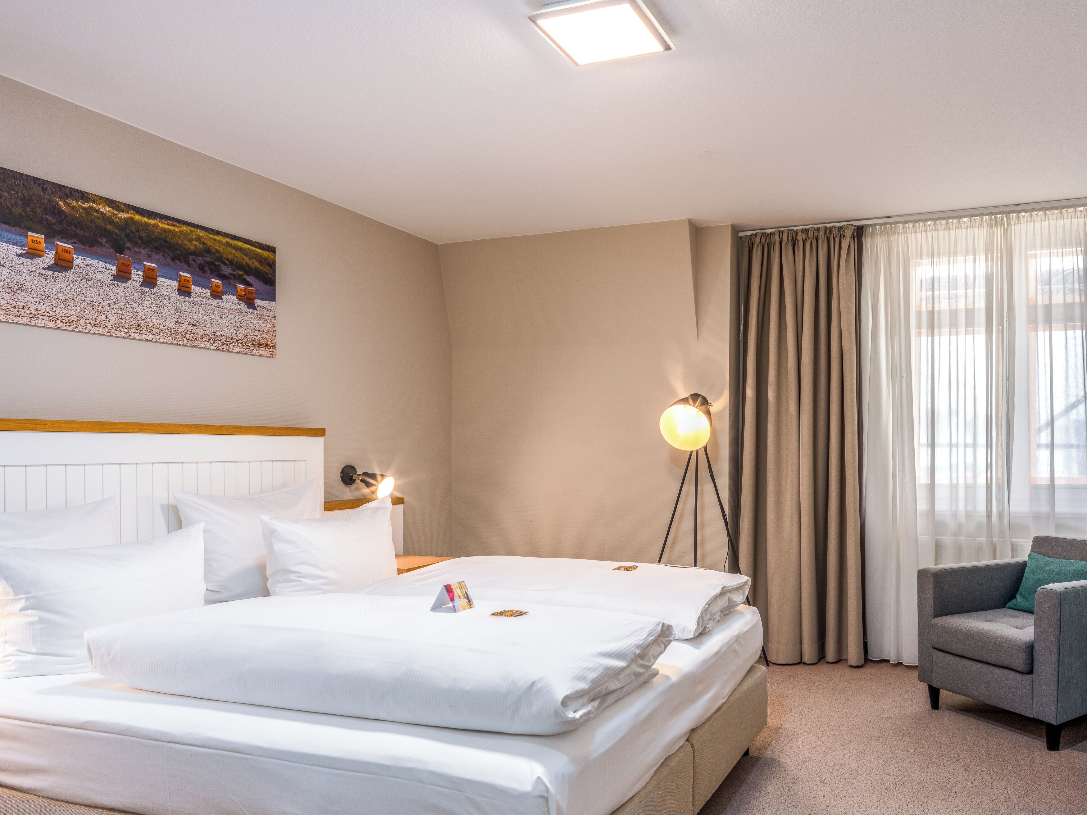 ملاءات للفراش لا تسبب الحساسية وميني بار وخزنة داخل الغرفة ومكتب