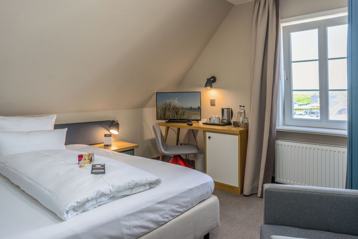 Comfort Triple Room | Minibar, in-room safe, desk, iron/ironing board
