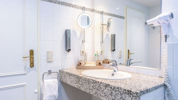 Shower, perlengkapan kamar mandi ramah lingkungan, dan pengering rambut