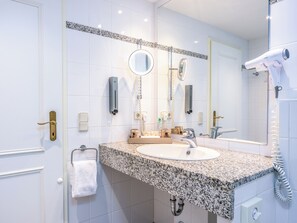 Dusj, miljøvennlige toalettsaker, hårføner og håndklær