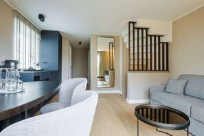 Suite (Duplex) | Allergikerbettwaren, Minibar, Zimmersafe, Schreibtisch