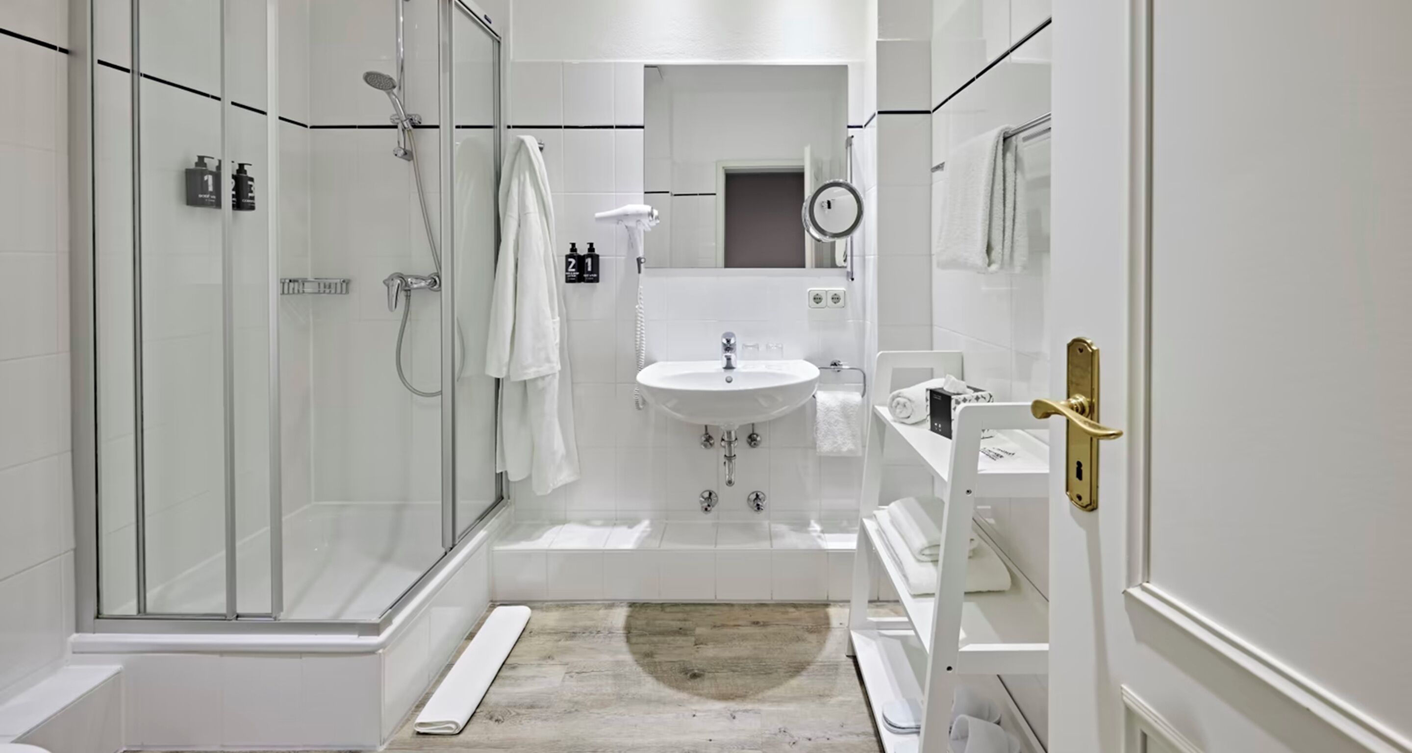 Dusche, umweltfreundliche Kosmetikartikel, Haartrockner, Handtücher