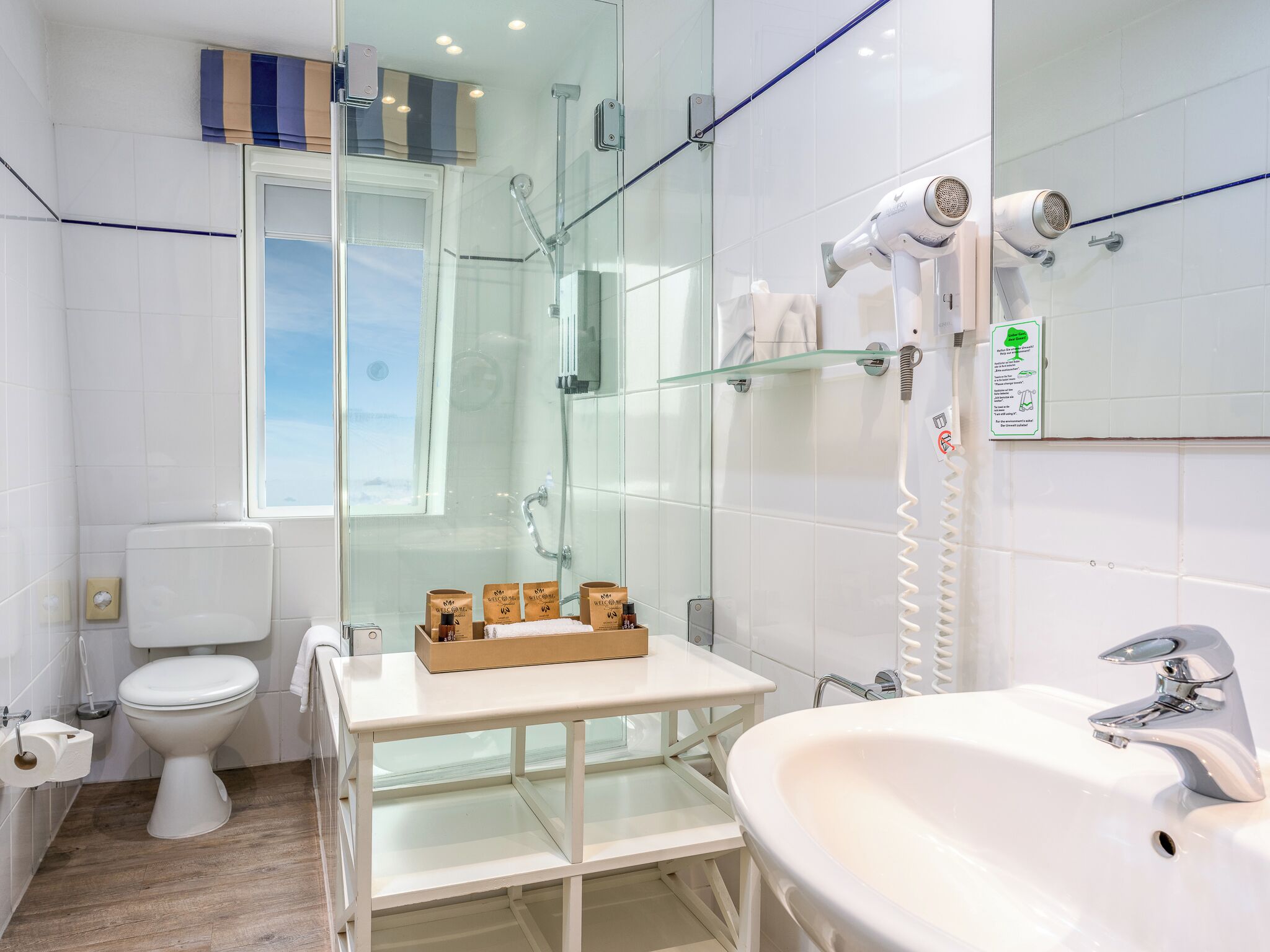 Premium tweepersoonskamer, uitzicht op zee | Badkamer | Een douche, gratis toiletartikelen, een haardroger, pantoffels