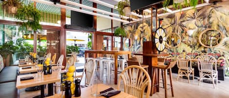 2 restauranter, frokost, lunsj og middag serveres, fusjonsretter