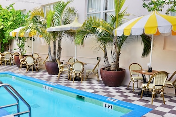 Poolside bar at Clinton Hotel South Beach