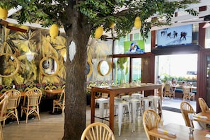 2 restaurants; breakfast, lunch, dinner, and brunch served