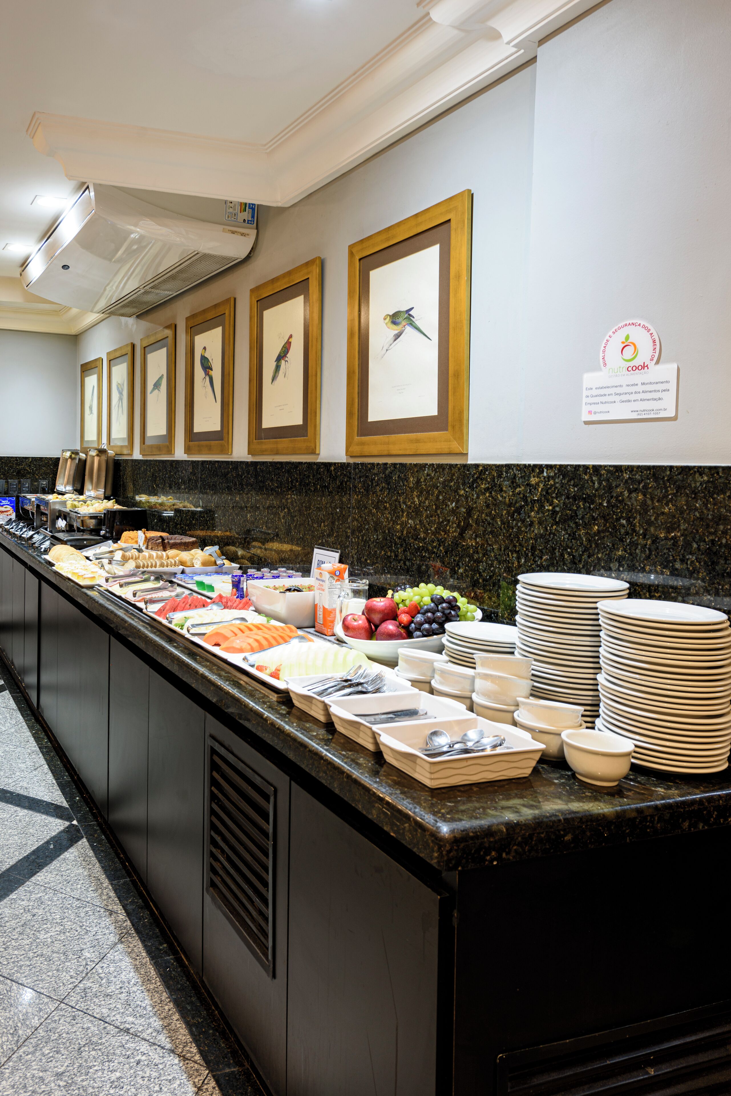 Un buffet proposant une variété de plats et d’ustensiles.
