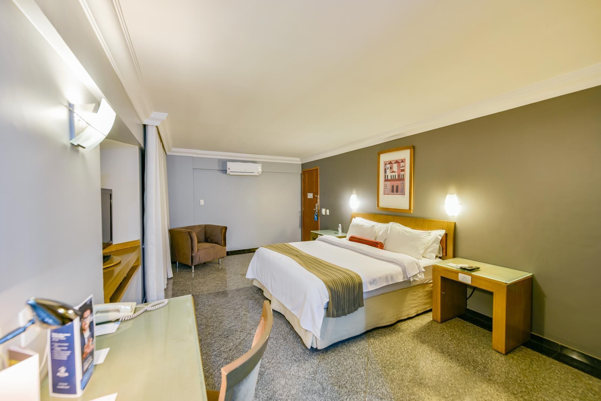 Minibar, caja fuerte, escritorio y wifi gratis