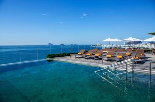 Kolam renang terbuka, dibuka dari pukul 8:00 hingga 20:00, payung kolam 