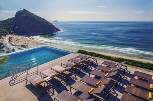 Kolam renang terbuka, dibuka dari pukul 8:00 hingga 20:00, payung kolam 