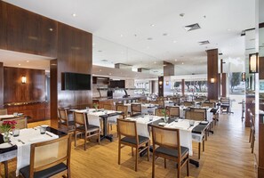 Serveert ontbijt, lunch, internationale gerechten, stranduitzicht 