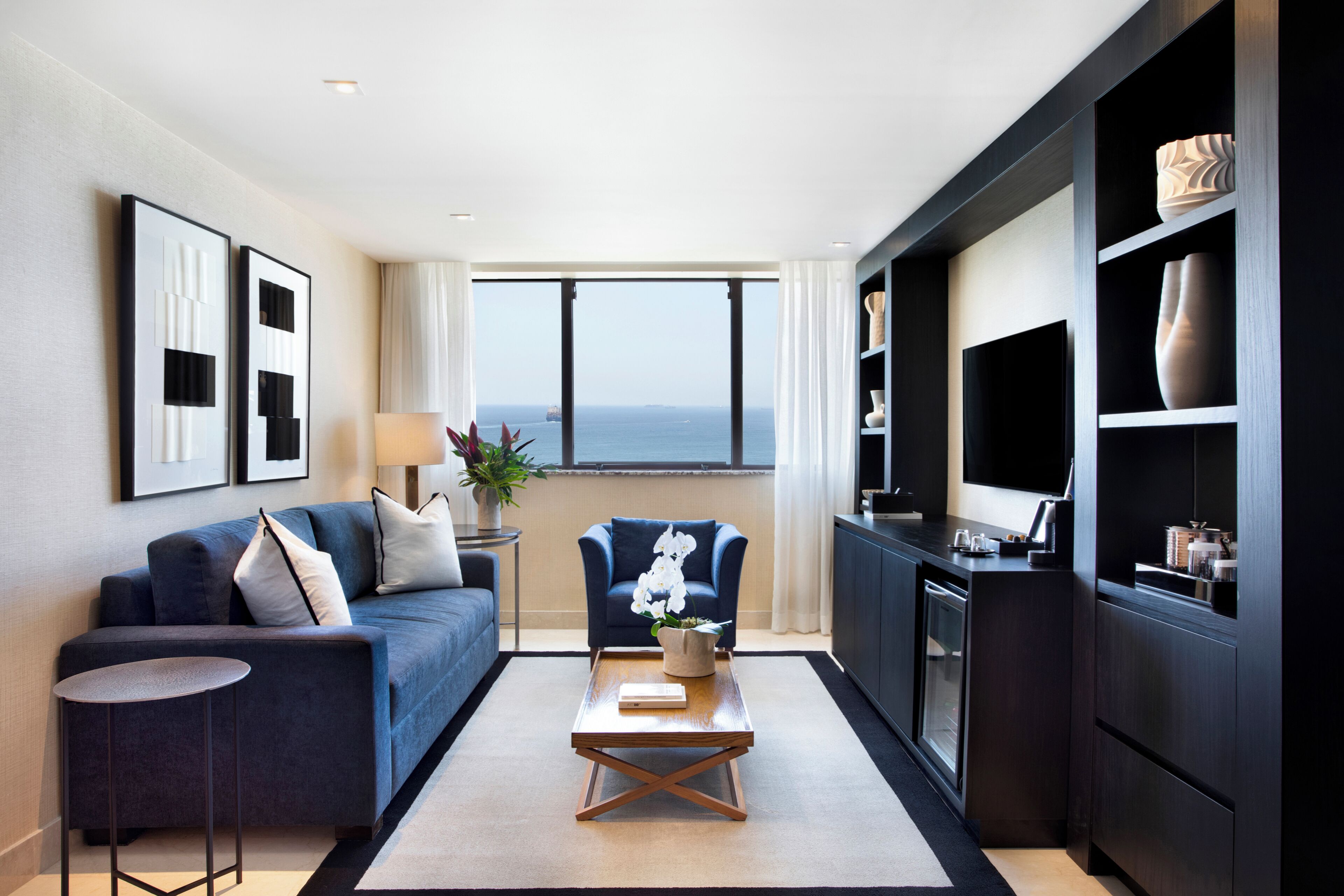 Suíte Presidencial | Living area | 50-inch LED TV with cable channels, TV