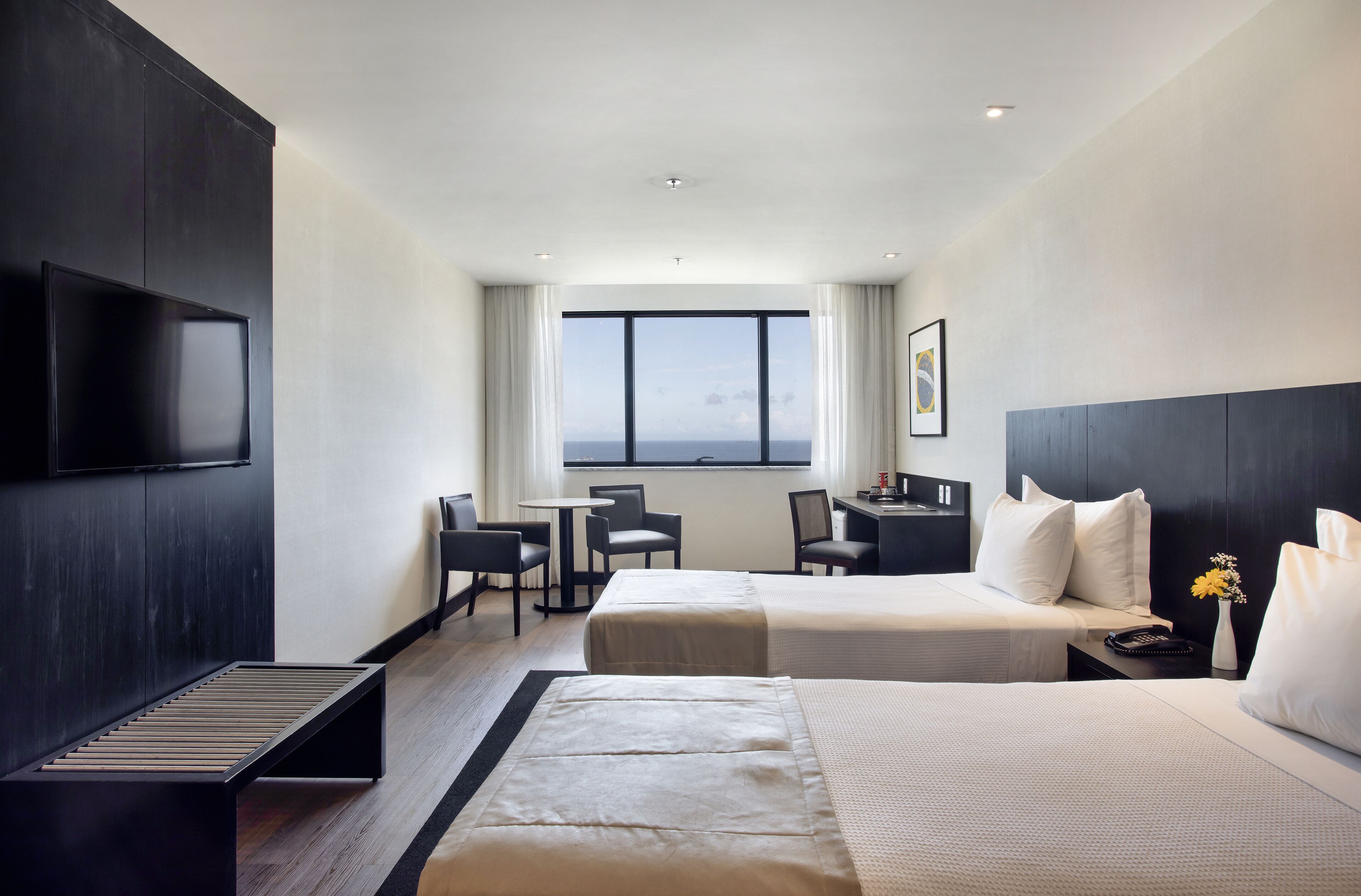 Luxo com 2 Camas de Solteiro | Minibar, in-room safe, desk, laptop workspace