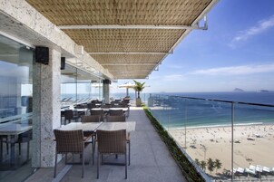 Swim-up bar