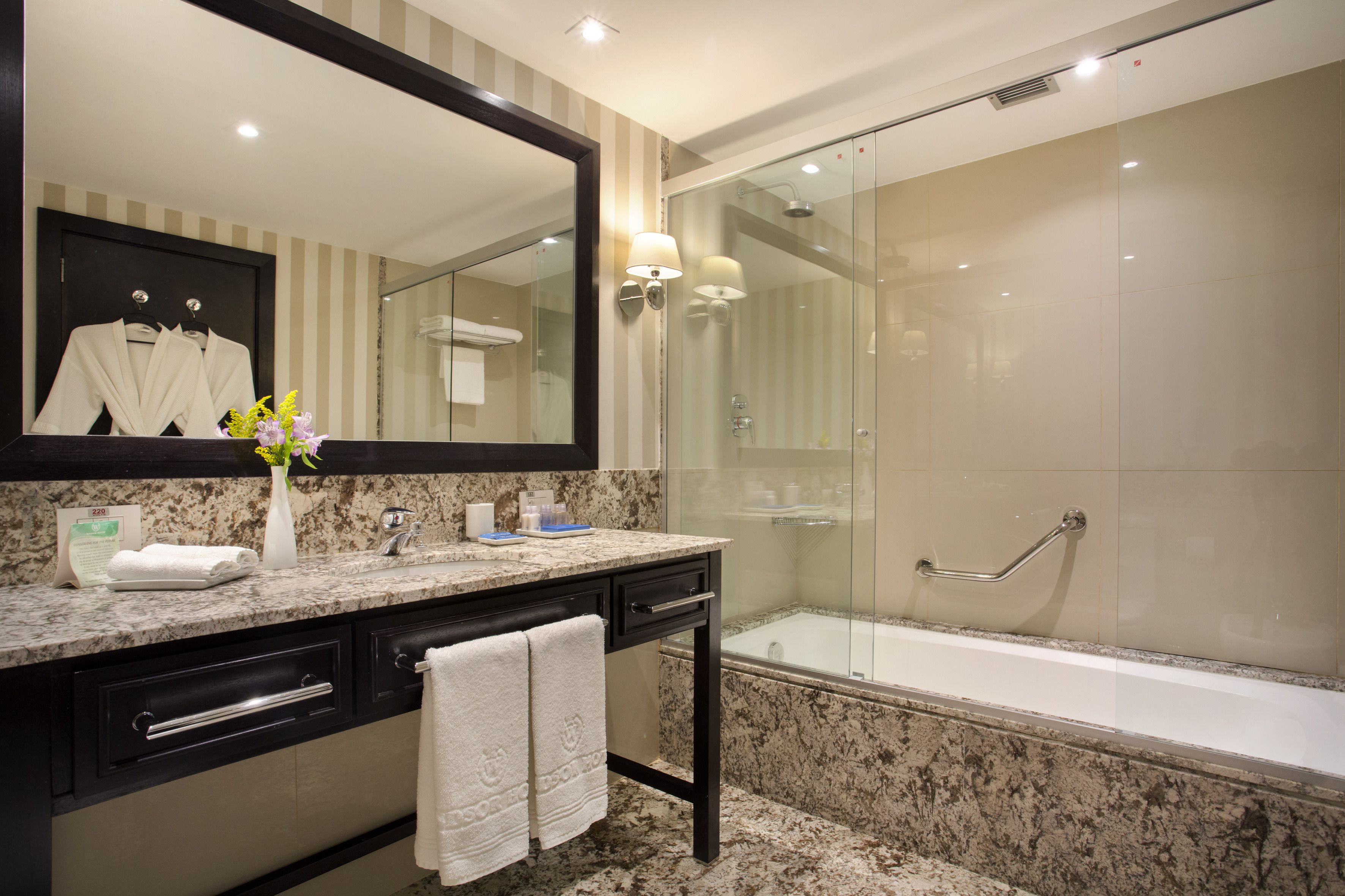 business luxo com cama casal | bathroom | free toiletries, hair dryer, bidet, towels