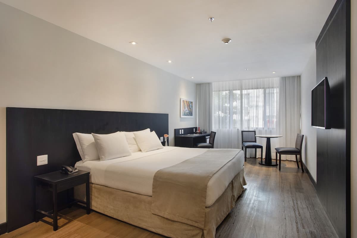1 chambre, minibar, coffres-forts dans les chambres, bureau