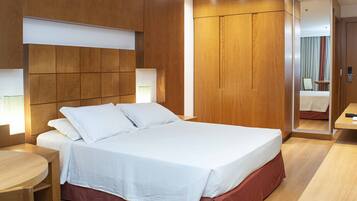 Quarto superluxo, 1 cama Queen (Superior) | Cofres nos quartos, escrivaninha, cortinas blackout