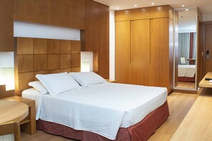 In-room safe, desk, blackout curtains, soundproofing - Mar Palace Copacabana (Rio de Janeiro)