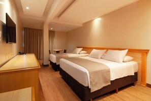 A hotel room with two beds, a desk, a flat-screen TV, and a mirror. - Mar Palace Copacabana (Rio de Janeiro)