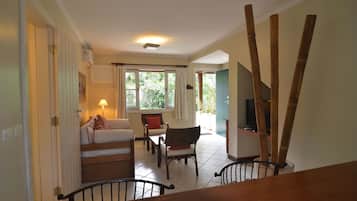 Chambre Familiale, vue jardin | 1 chambre, coffres-forts dans les chambres, bureau, lits bébé (gratuits)