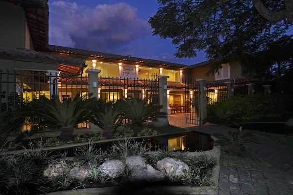 Majoituspaikan julkisivu illalla/yöllä