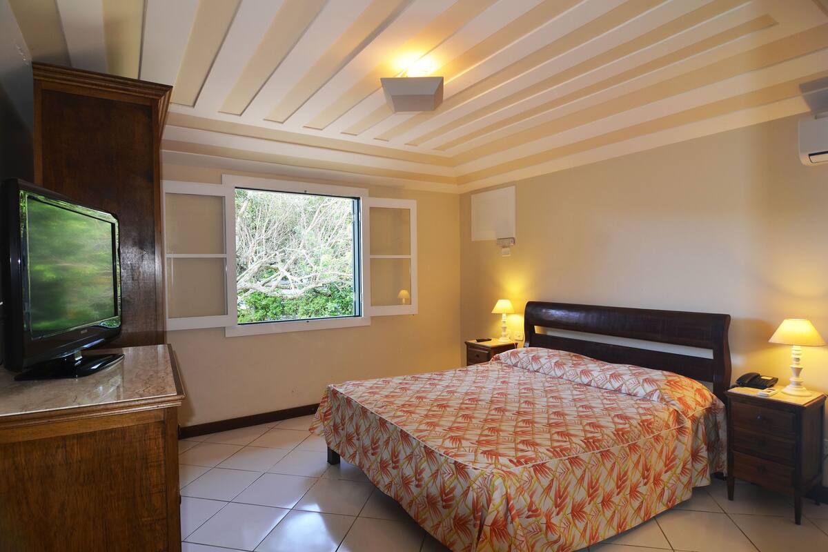 1 chambre, coffre-fort, bureau, lit de bébé (gratuit)