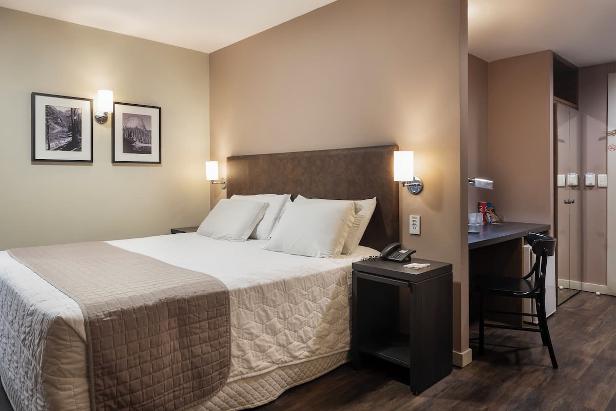 Deluxe Room, 1 King Bed with Sofa bed, City View