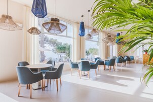 Ofrece almuerzos y cenas (con vistas a la playa) 