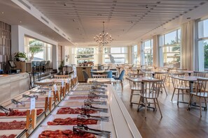 Se ofrece un desayuno bufé todos los días (por un coste adicional)