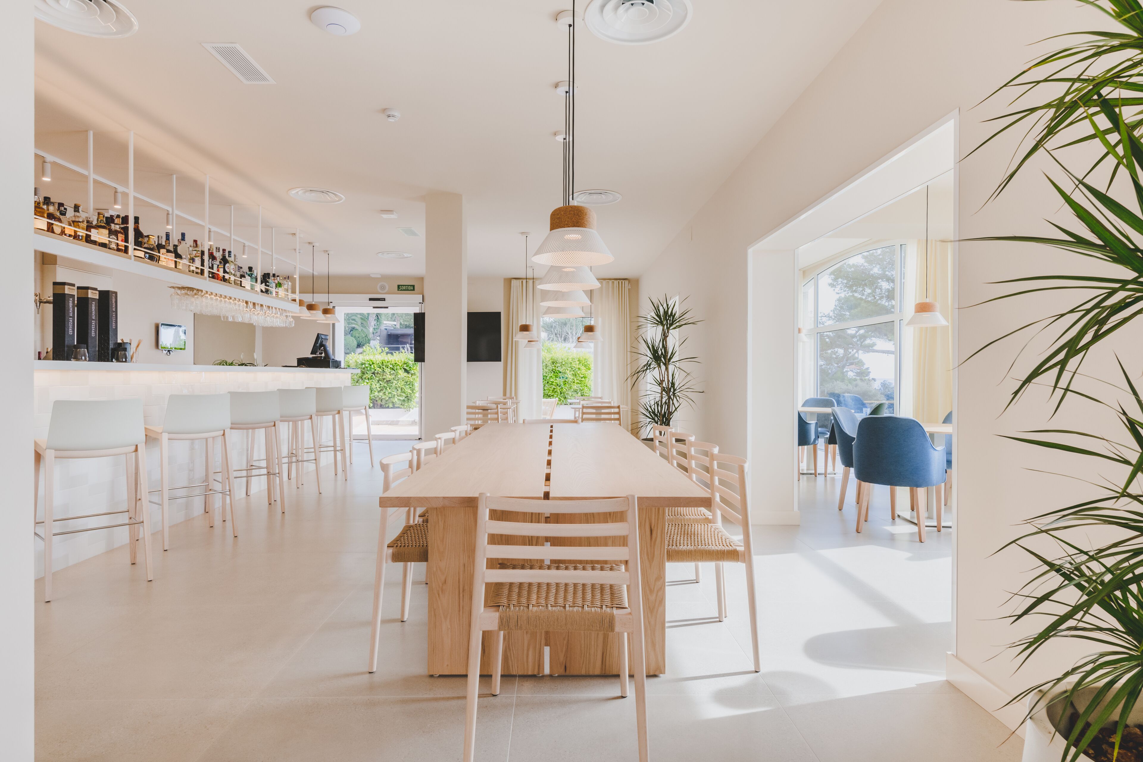 beach views, serves lunch and dinner