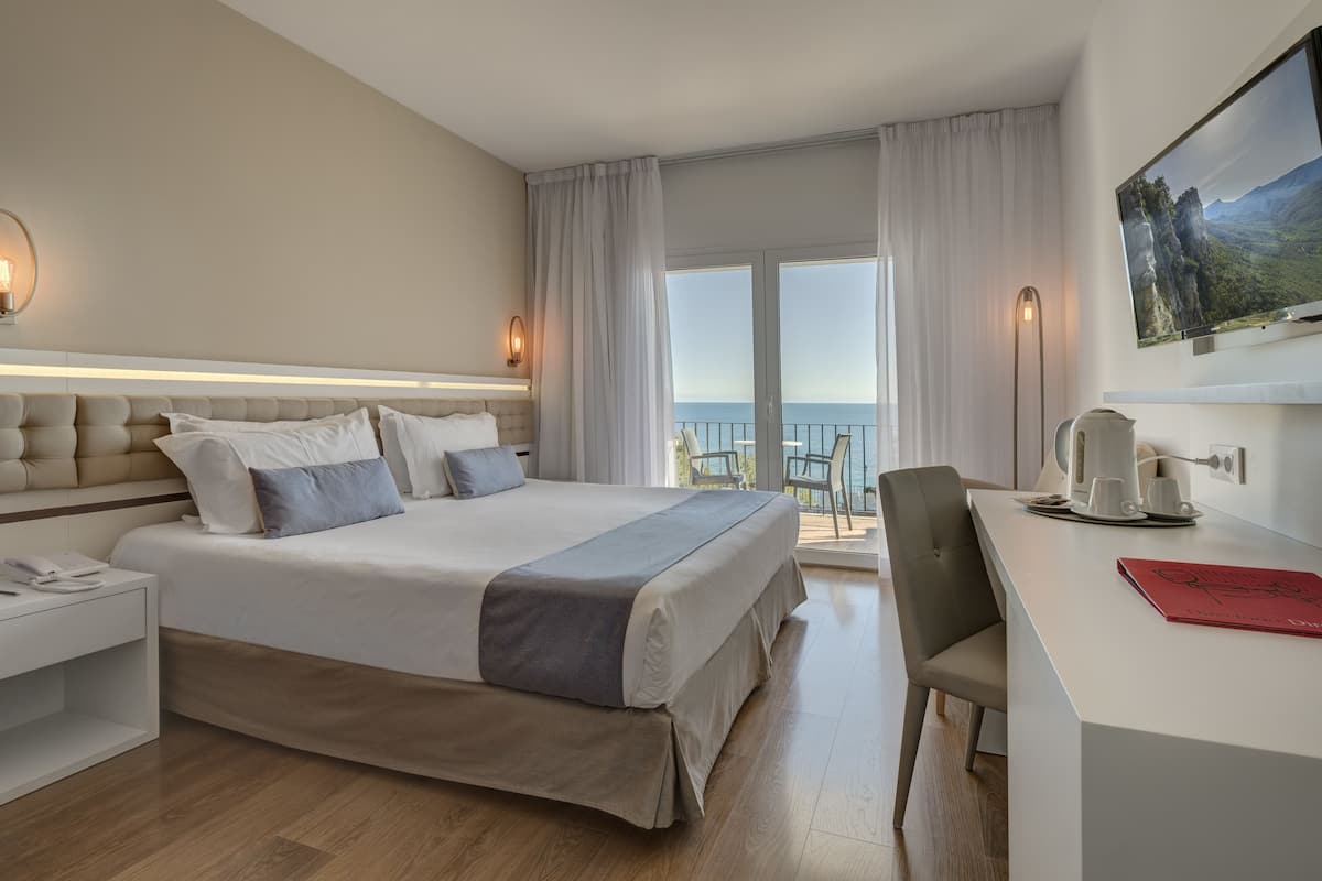 minibar, in-room safe, desk, blackout curtains