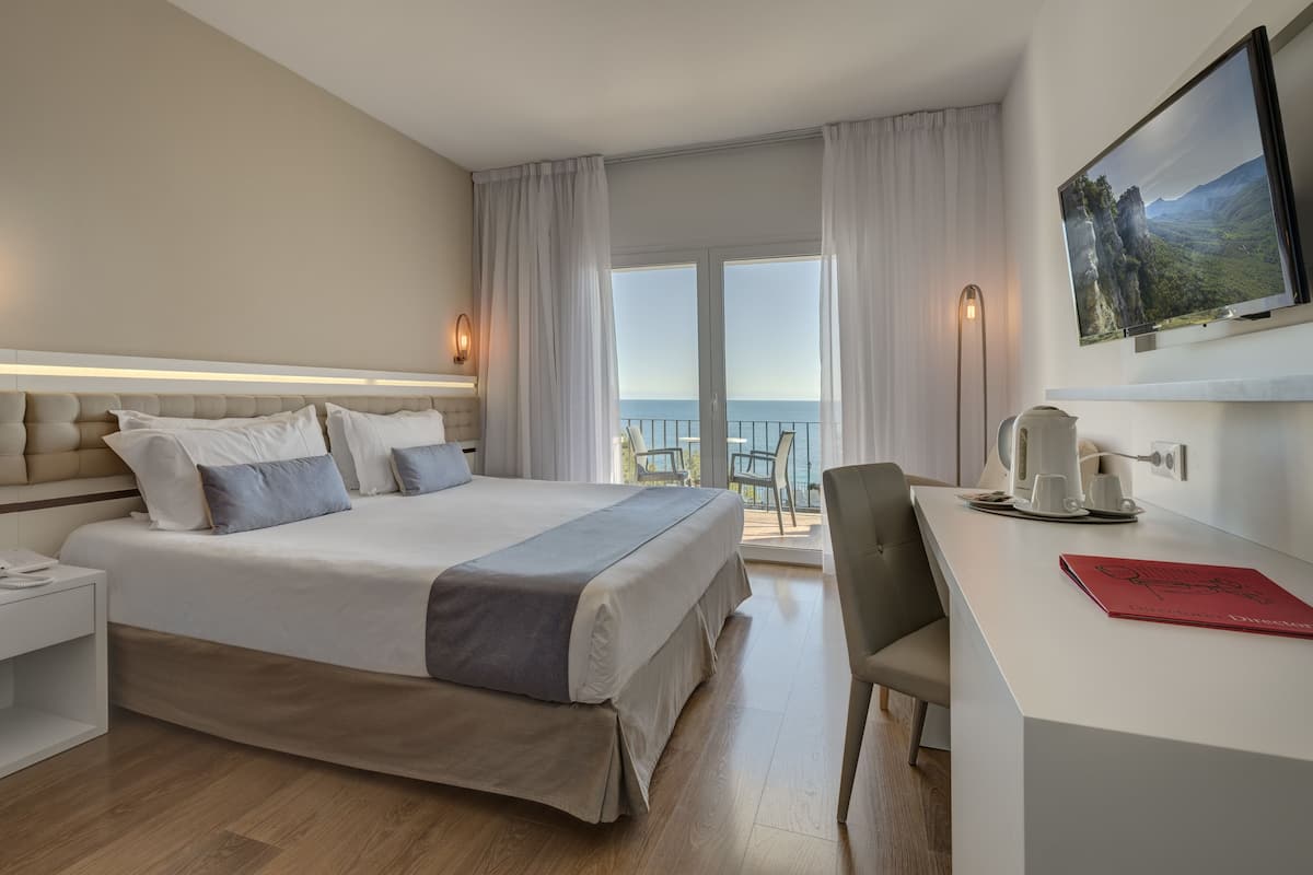 Een minibar, een kluis op de kamer, een bureau, verduisterende gordijnen