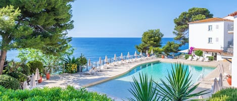 Outdoor pool, open 10:00 AM to 5:00 PM, pool umbrellas, pool loungers