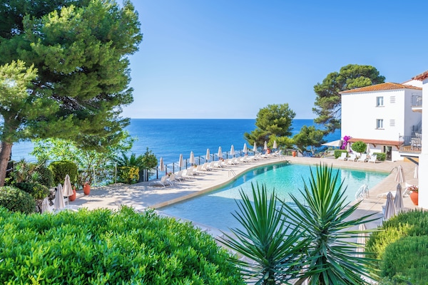 Una piscina al aire libre (de 10:00 a 17:00), sombrillas, tumbonas