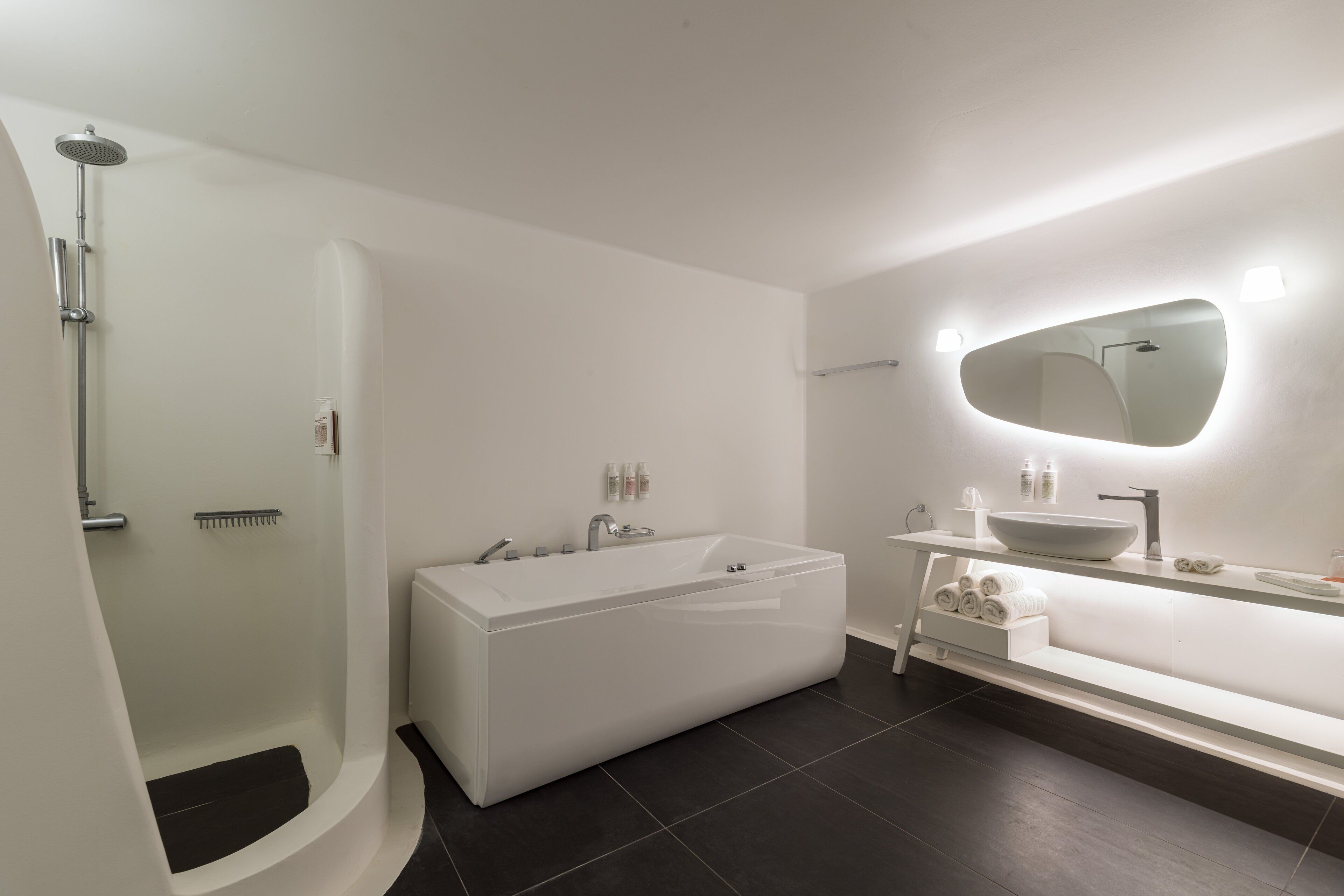 Photo - Katikies Chromata Santorini - The Leading Hotels of the World