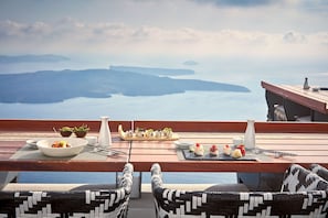 2 bars/lounges, cocktail bar - Katikies Chromata Santorini - The Leading Hotels of the World (Santorini)