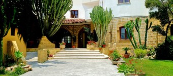 Hotel Akrabello