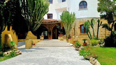 Hotel Akrabello