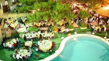 Breakfast, lunch and dinner served