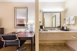 Pillow-top beds, in-room safe, desk, iron/ironing board - Red Roof inn Media (Media)