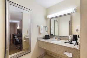 Camas con pillow-top, caja de seguridad en la habitación y escritorio