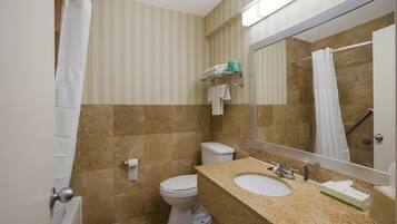 Combined shower/tub, free toiletries, hair dryer, towels