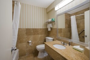 Combined shower/bathtub, free toiletries, hair dryer, towels