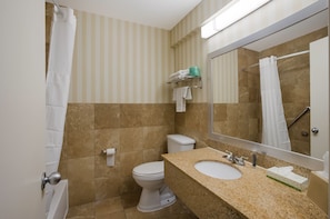 Combined shower/tub, free toiletries, hair dryer, towels